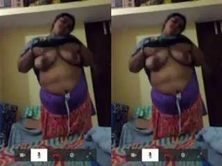 Sexy Bhabhi Showing Her Big Boobs