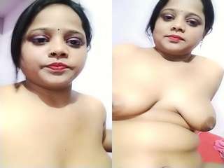 Sexy Desi Bhabhi Showing her Boobs