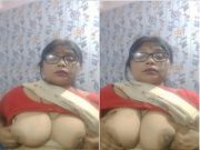 Desi Bhabhi Shows her Big Boobs