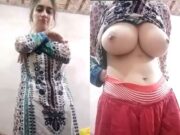 Super Booby Pakistani Showing Her Big Melons